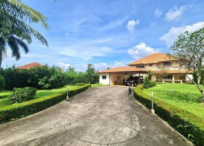 House for sale, pool villa, beautiful house, has a garden area around the house, spacious, beautiful decoration, Bang Saray, Chonburi.