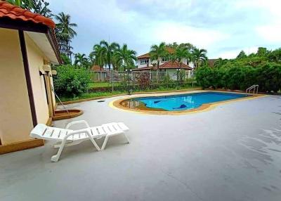 House for sale, pool villa, beautiful house, has a garden area around the house, spacious, beautiful decoration, Bang Saray, Chonburi.