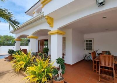 house for sale English style decoration with green ground The courtyard around the house is decorated beautifully. Phoenix Golf Course Huay Yai Pattaya