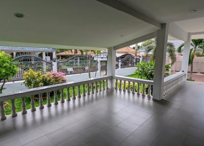 Big pool villa for sale, great value, 2 houses, 7 bedrooms, great price, Pattaya