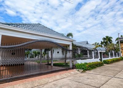 Big pool villa for sale, great value, 2 houses, 7 bedrooms, great price, Pattaya
