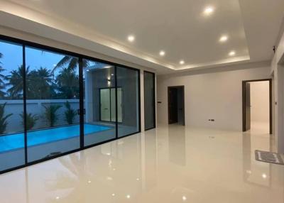 single storey house 3 bedrooms, 2 bathrooms, wide usable area with swimming pool, Nong Pla Lai, Pattaya