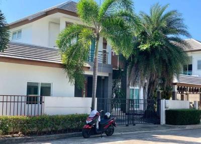 Single detached house for sale, next to the sea, Sea Breeze, Pattaya, behind the sea of ​​Krating Lai. You can walk down to the beach.