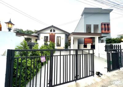 Twin house, new house, 1st hand Special price 2,200,000 baht, beautiful house, good location, Soi Chaiyaphonwithi Road, Pattaya.