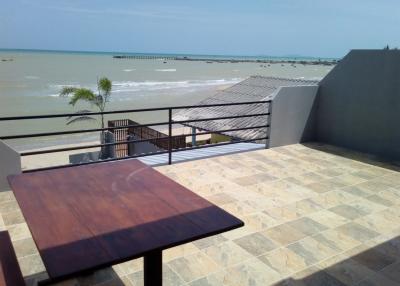 House for sale by the sea A walkway to the beach behind the house. Selling price 20 million baht.