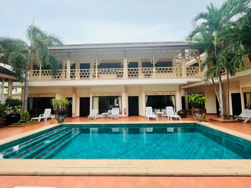 Selling a classic hotel on an area of ​​​​200 sq.wa., Thap Ya Road, Pattaya, special price of only 39 million baht.