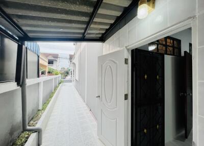 2 storey townhouse for sale, behind the edge, area 36 sq wa, 2 bedrooms, 2 bathrooms, Khao Noi, Pattaya.