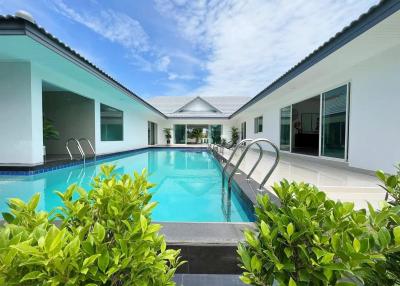 Pool Villa is beautiful, a lot of space, cool atmosphere, very good weather. Khao Makok, Pattaya.