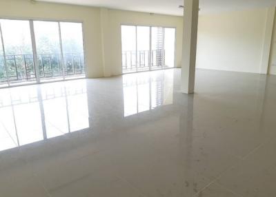 Commercial building, new construction, 1nd hand, for rent, sale Soi Phoenix Golf Pattaya, very good location, convenient to travel
