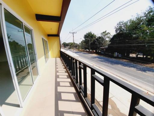 Beautiful commercial building, good location, new construction Near Phoenix Golf Course Pattaya.cation, convenient to travel