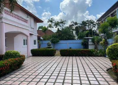 Big house for sale with big garden. 4 bedrooms 3 bathrooms Soi Siam Country Club Pattaya