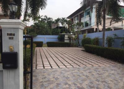 Big house for sale with big garden. 4 bedrooms 3 bathrooms Soi Siam Country Club Pattaya