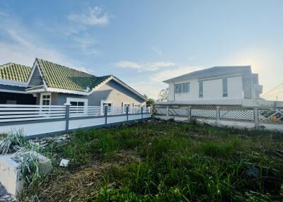 Land for sale 30.4 square wa, width 8 meters on the road, 13 meters long. Location: Huai Yai, Na Jomtien, Pattaya