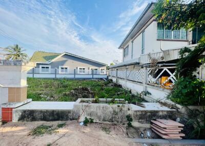 Land for sale 30.4 square wa, width 8 meters on the road, 13 meters long. Location: Huai Yai, Na Jomtien, Pattaya