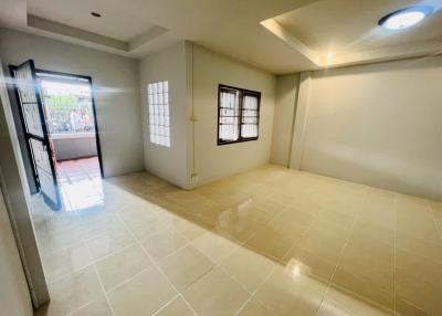 Townhouse for sale on the sea side Location: North Pattaya 2 bedrooms