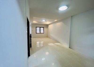 Townhouse for sale on the sea side Location: North Pattaya 2 bedrooms