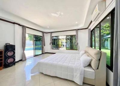 Sell ​​​​Ban Plu Villa, big house, shady garden house, area 1 rai and 37 sq. wa. Price 15,000,000 baht.
