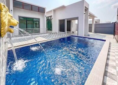Pool Villa for sale, new in box, big back 3 spacious bedrooms with ensuite bathroom in every room, Bang Saray, Sattahip, Chonburi