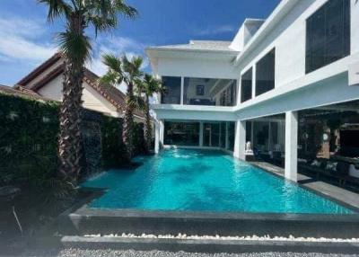 Luxury 8 bedroom pool villa for sale near Jomtien Beach, Pattaya.