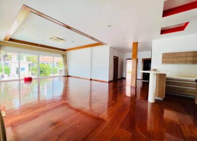 Detached house by the sea, 3 bedrooms, 3 bathrooms Bang Saray Beach Good atmosphere with sea views, pollution-free, high privacy. Price 45 million baht
