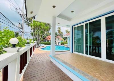 Detached house by the sea, 3 bedrooms, 3 bathrooms Bang Saray Beach Good atmosphere with sea views, pollution-free, high privacy. Price 45 million baht