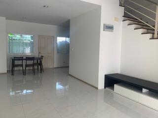 SP Townhome, good location, Pattaya, near Jomtien Beach, only 200 meters Suitable for investors for renting / vacation rentals