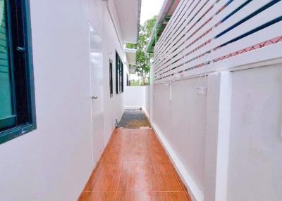 A single house, ready to move in, not crowded, has a very wide area around the house. shady atmosphere Pong, Bang Lamung, Chonburi