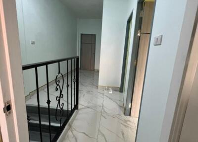 Townhome 2 floors 3 bedrooms 3 bathrooms New house, good location, next to the road. Soi Nern Plub Wan Map Yai Lia 24