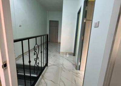 Townhome 2 floors 3 bedrooms 3 bathrooms New house, good location, next to the road. Soi Nern Plub Wan Map Yai Lia 24