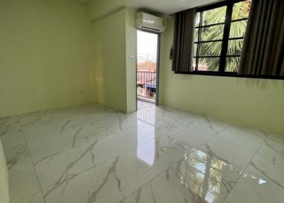 Townhome 2 floors 3 bedrooms 3 bathrooms New house, good location, next to the road. Soi Nern Plub Wan Map Yai Lia 24