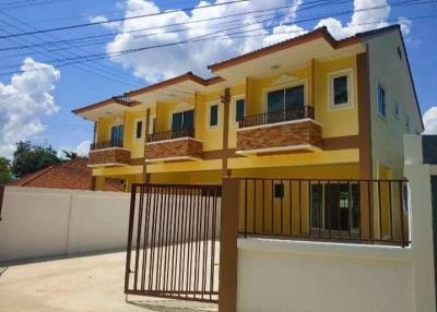 Newly built townhome, big 2 floors, lots of usable space. Convenient entrance and exit, water is not flooded, coordinates, Rong Po, Takhian Tia