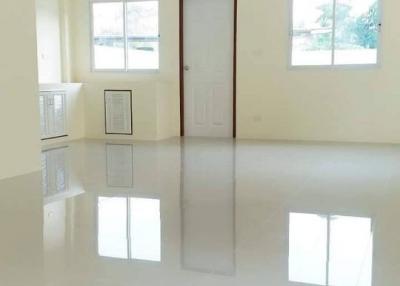 Newly built townhome, big 2 floors, lots of usable space. Convenient entrance and exit, water is not flooded, coordinates, Rong Po, Takhian Tia
