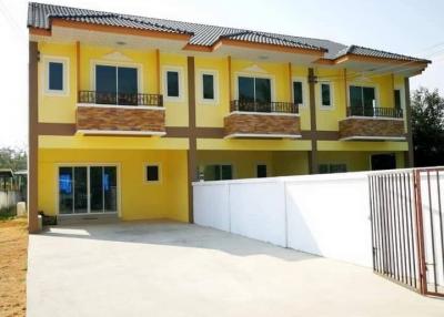 Newly built townhome, big 2 floors, lots of usable space. Convenient entrance and exit, water is not flooded, coordinates, Rong Po, Takhian Tia