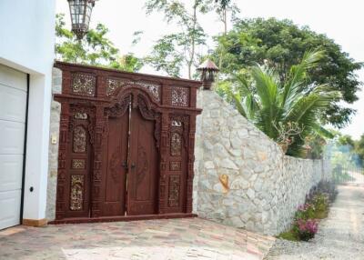 Teak wood pool villa house surrounded by nature On an area of ​​​​over 2 rai, Huay Yai, Pattaya.