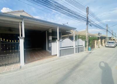 Twin houses on the main road in the village, can be traded. Location Khao Noi, Pattaya.