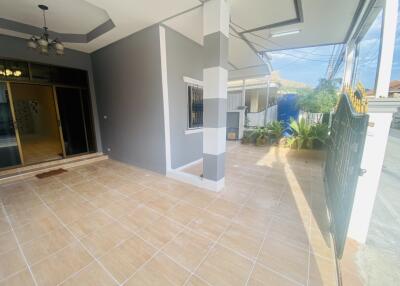 Twin houses on the main road in the village, can be traded. Location Khao Noi, Pattaya.