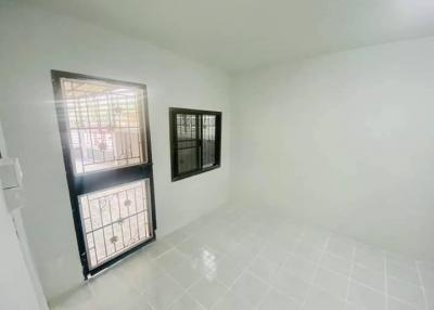 2 storey townhouse for sale, behind the corner of Nong Prue, Pattaya. 3 bedrooms. 2 bathrooms