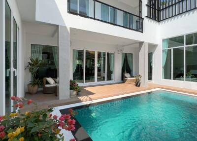 Pool villa house, beach side, Jomtien Beach, Pattaya, close to the sea, only 900 meters.