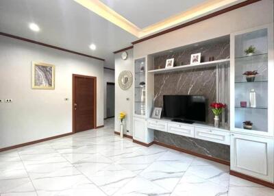 Beautiful house, ready to move in, built-in furniture throughout. Thung Klom Tan Man, Pattaya.
