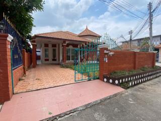 House for sale in Pattaya (behind the corner) Soi Nernplub, Pattaya.  Area size 60 square wah.