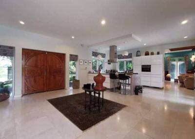2 storey detached house for sale, lots of space, large private swimming pool. Located in Huay Yai, Pattaya.