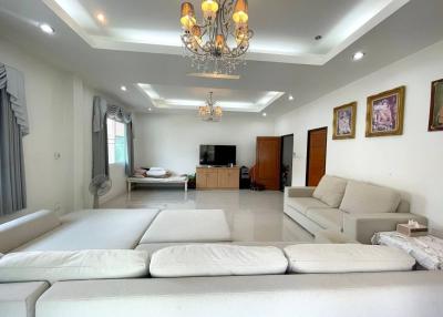 2 storey detached house for sale Soi Nong Klok, near Sukhumvit Road, Pattaya. 4 bedrooms 4 bathrooms Price 19.5 million baht