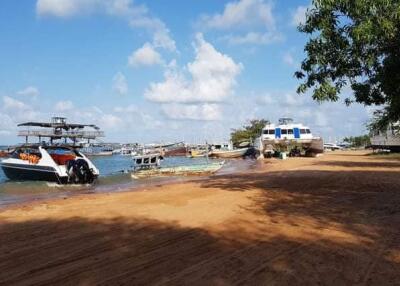 8 rai 2 ngan land in beachBan Amphoe Na Chom Thian. selling 100 million baht per rai