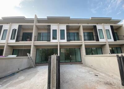 The last 3 townhomes left, Nong Pla Lai, Pattaya.