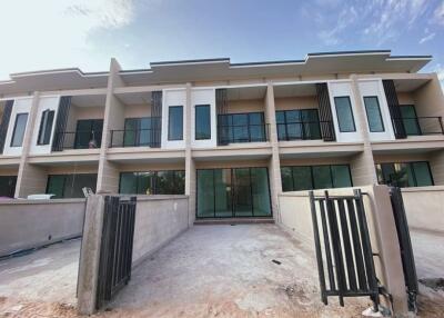 The last 3 townhomes left, Nong Pla Lai, Pattaya.