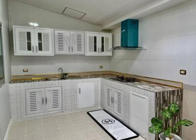 Townhouse for sale, Soi Khao Noi, Pattaya. 2 bedrooms, 2 bathrooms. Area size 25 square wa (100 sq m.)