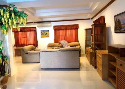 House for sale in the heart of Pattaya.  3 bedrooms 4 bathrooms