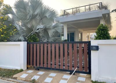 Modern style pool villa at Ban Amphur Pattaya.