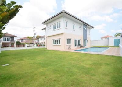 5 bedroom, 5 bathroom villa house for sale near Mabprachan Reservoir, Pattaya.