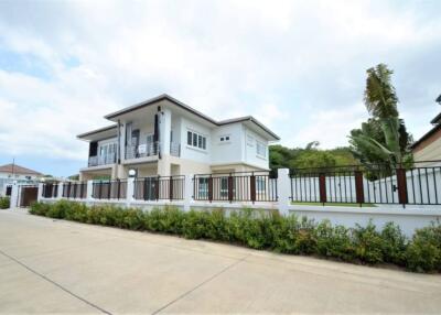 5 bedroom, 5 bathroom villa house for sale near Mabprachan Reservoir, Pattaya.